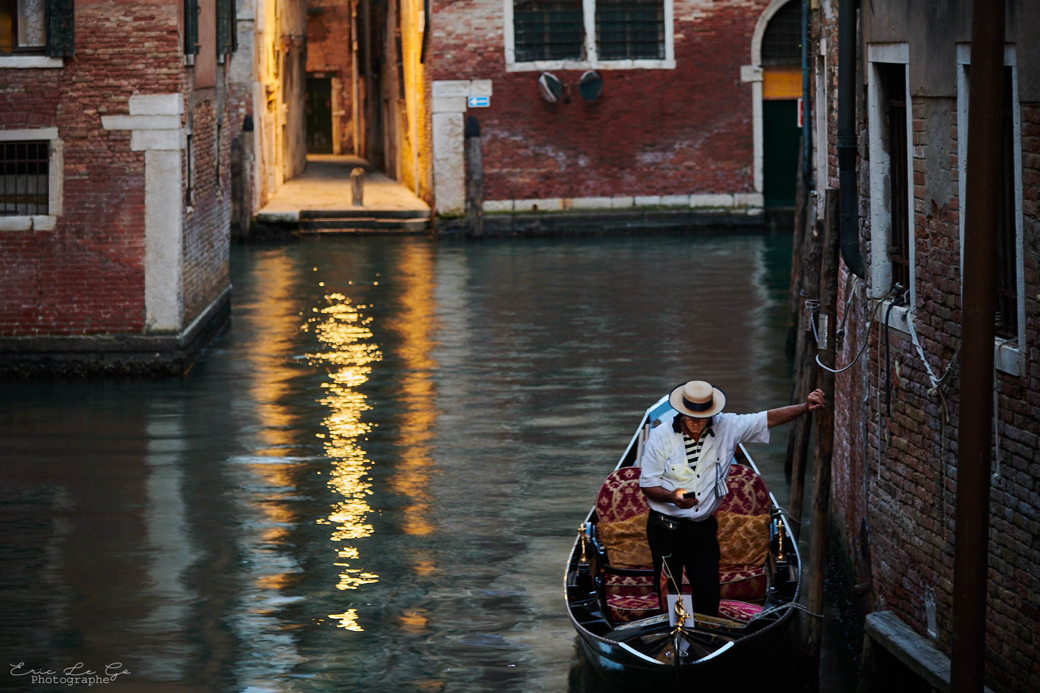 Gondole dans une des rues de Venise