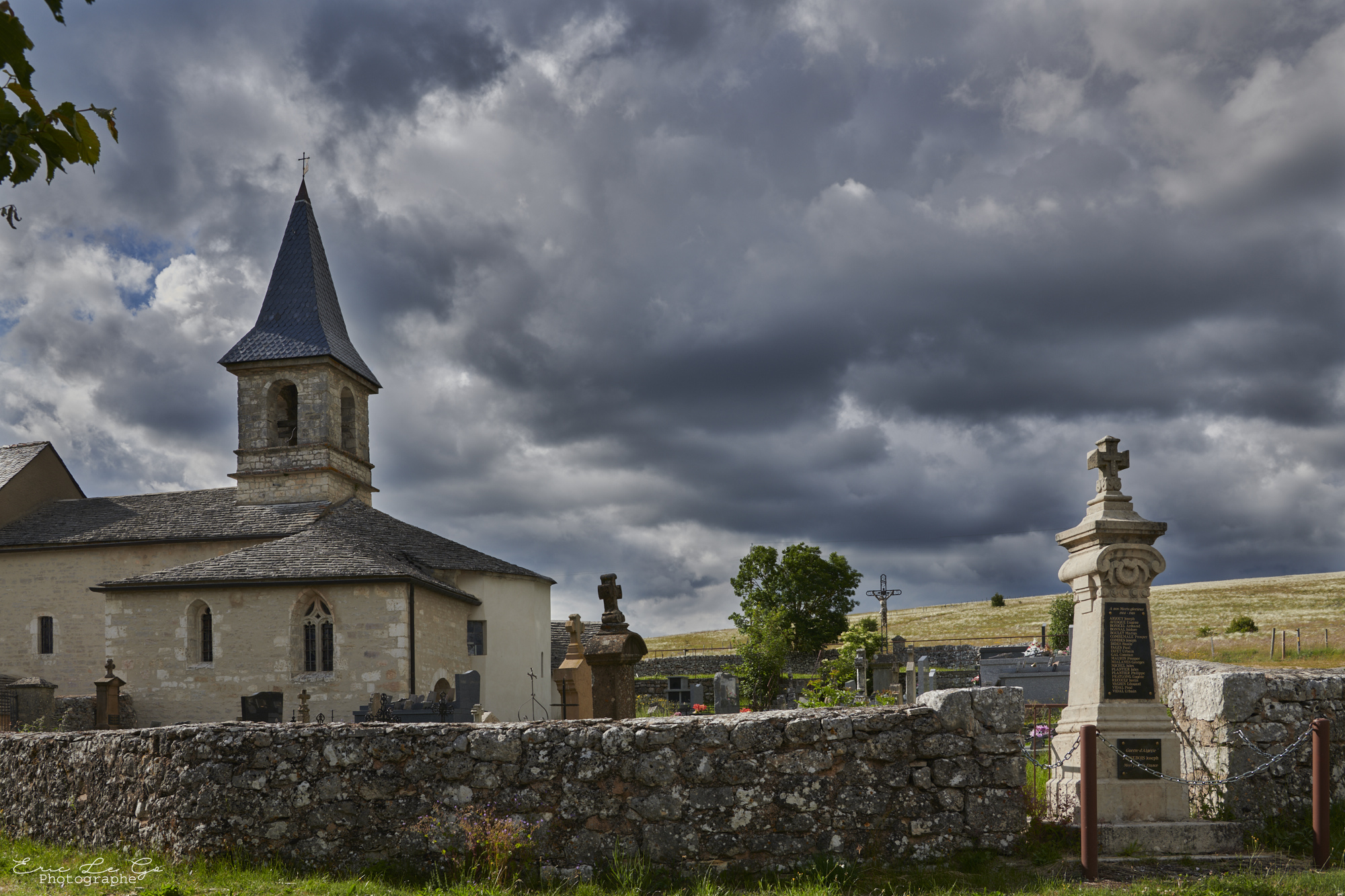 Cimetière et temps orageux au Causse Méjean