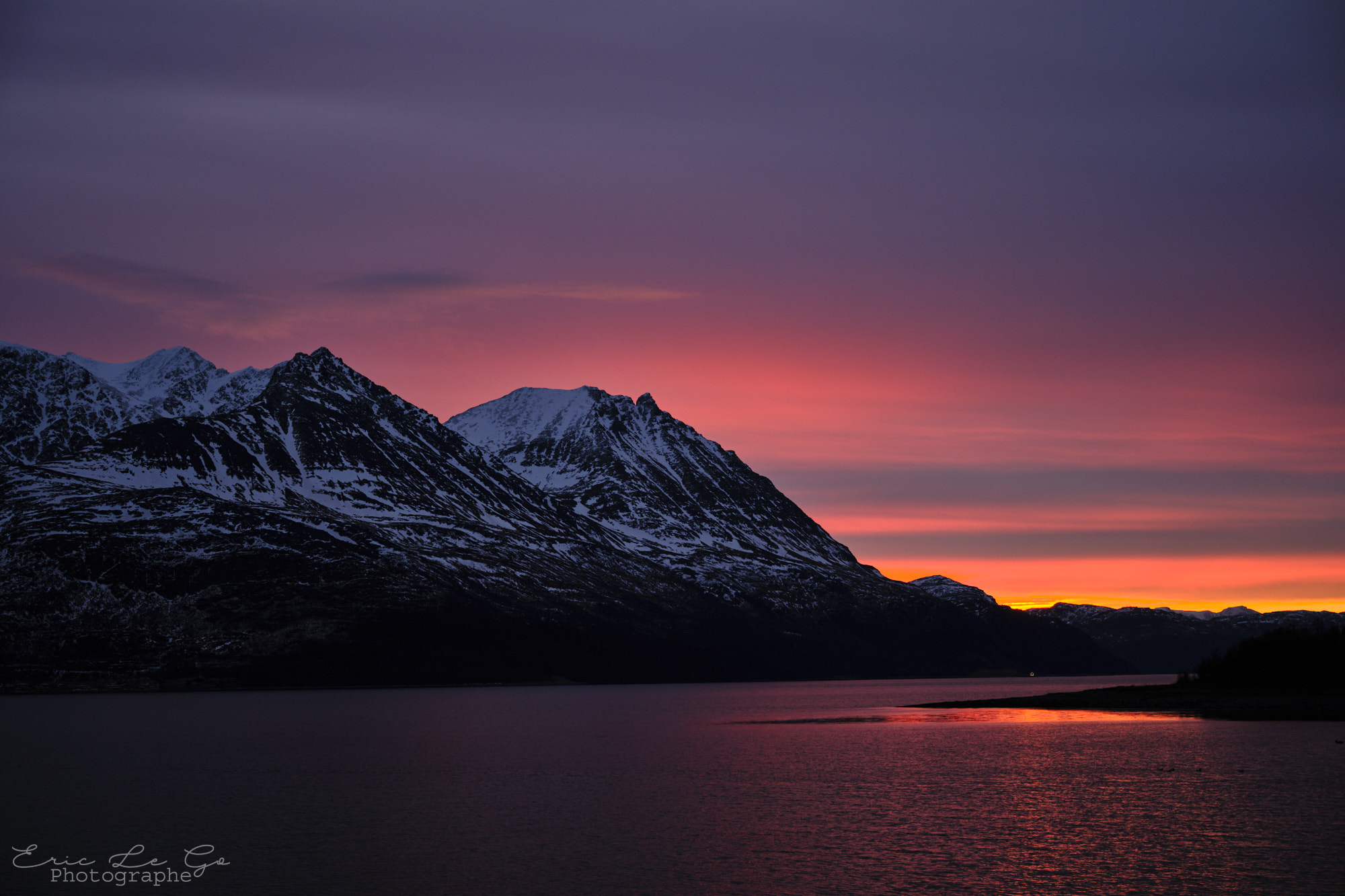 Aurores boréales au-dessus des montagnes en Norvège