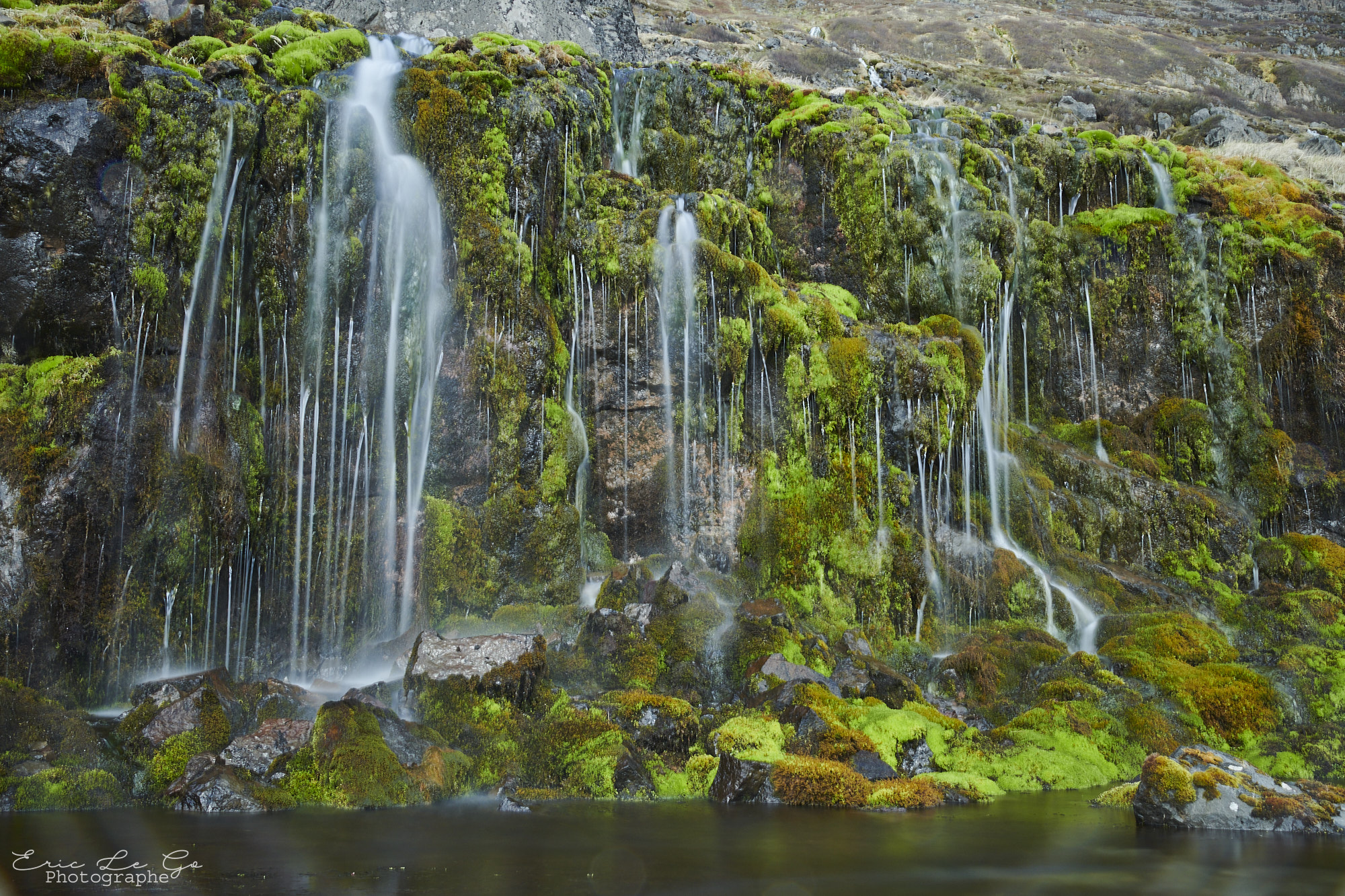 Cascades sur falaise en Islande