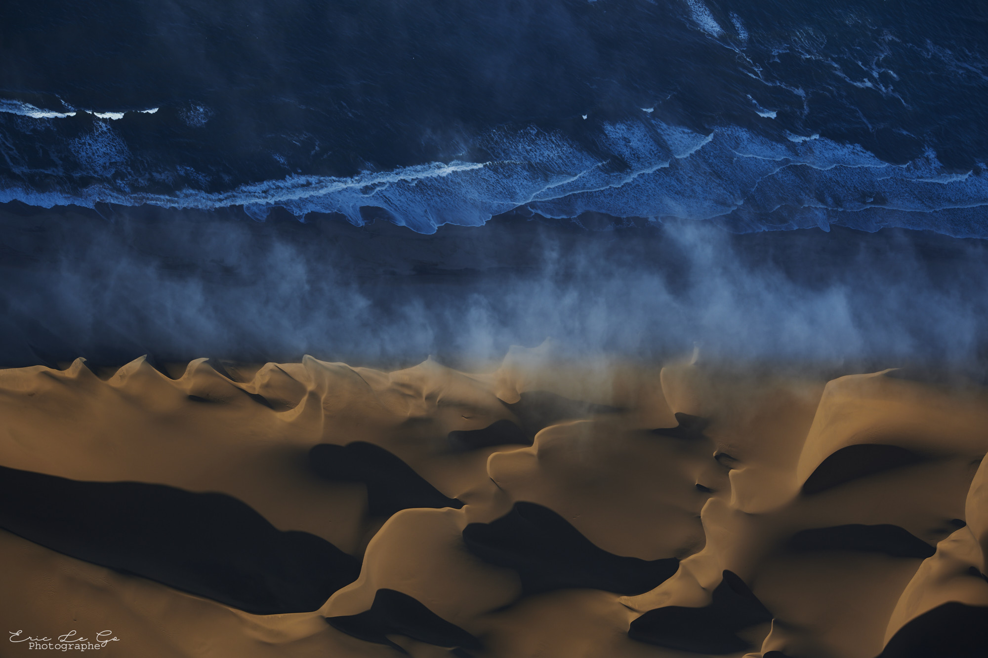 Vue aérienne des dunes et de l'océan en Namibie