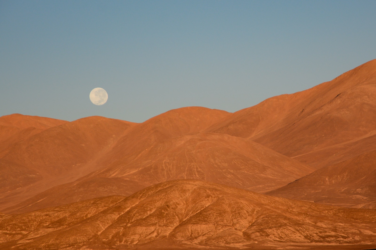 Désert d'Atacama avec lune au Chili
