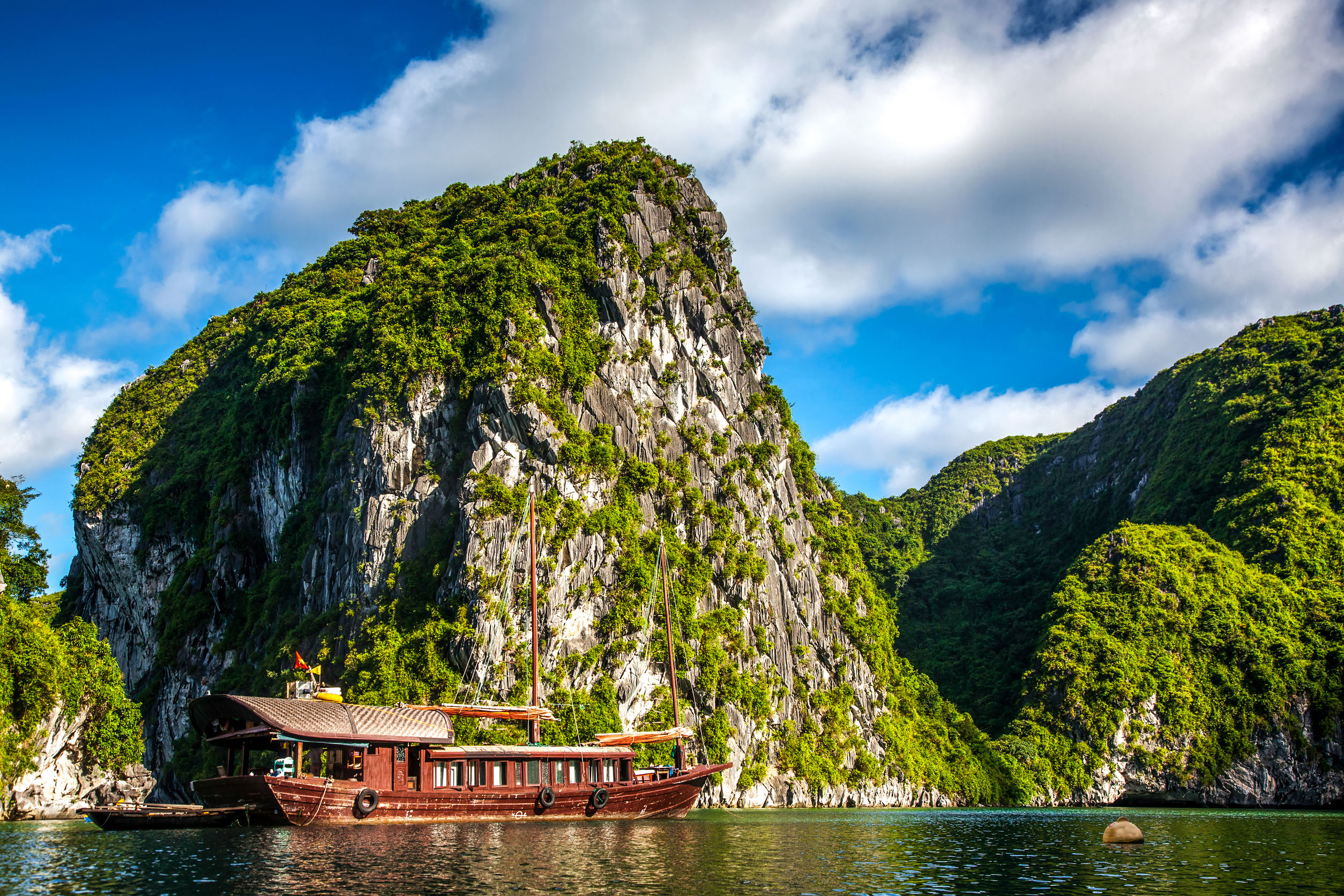 Bateau devant la baie d'Halong au Viet Nam