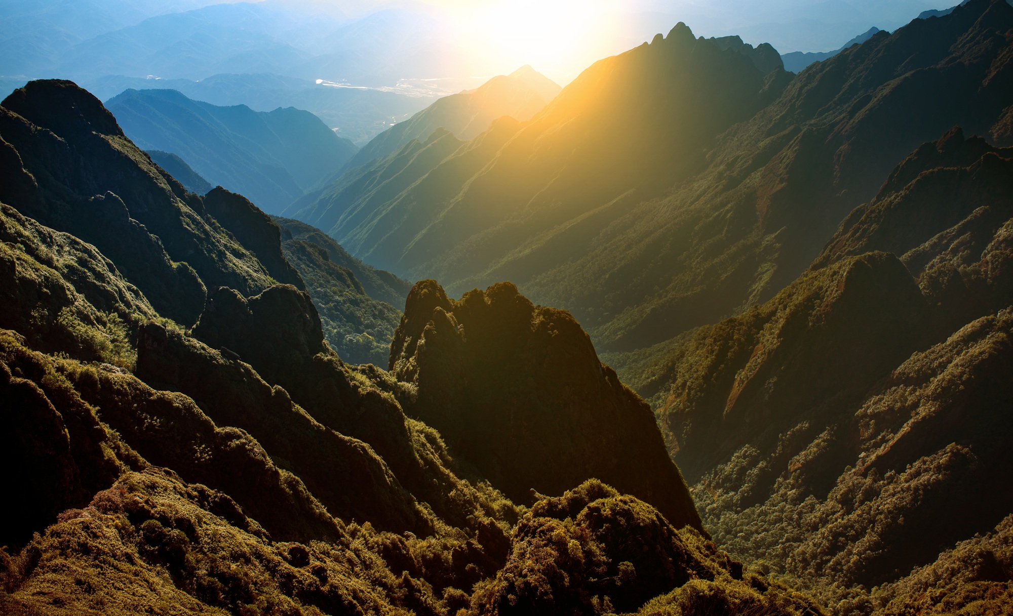 Coucher de soleil sur les montagnes au Viet Nam