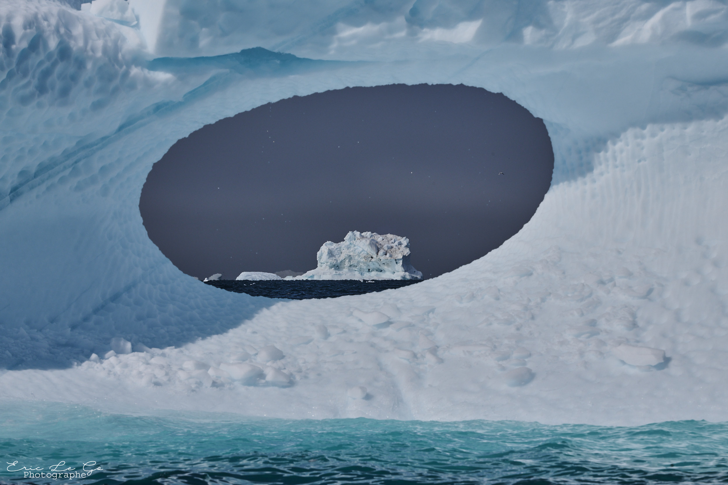 Trou dans iceberg au Groenland