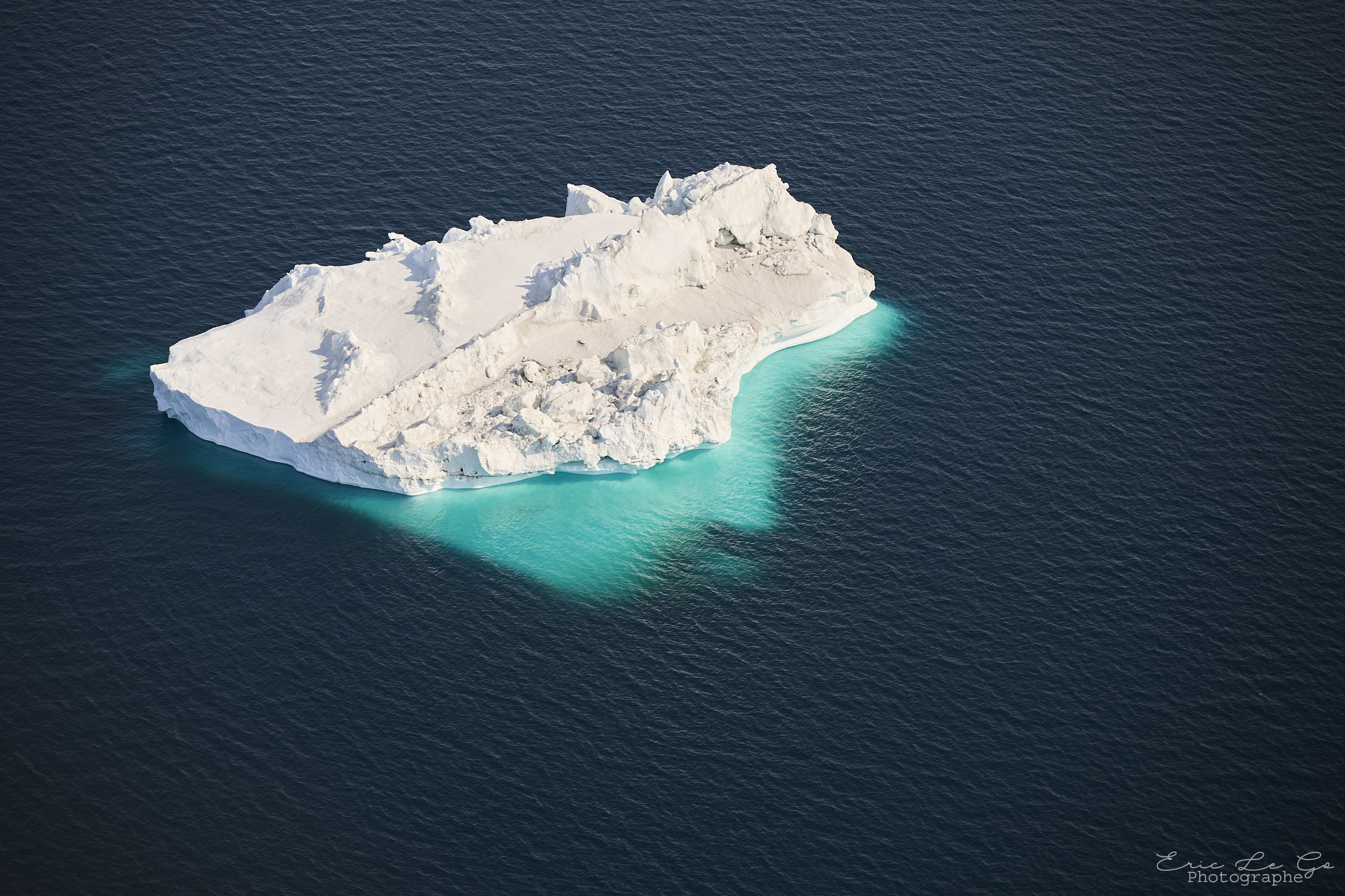 Iceberg au milieu de la mer au Groenland