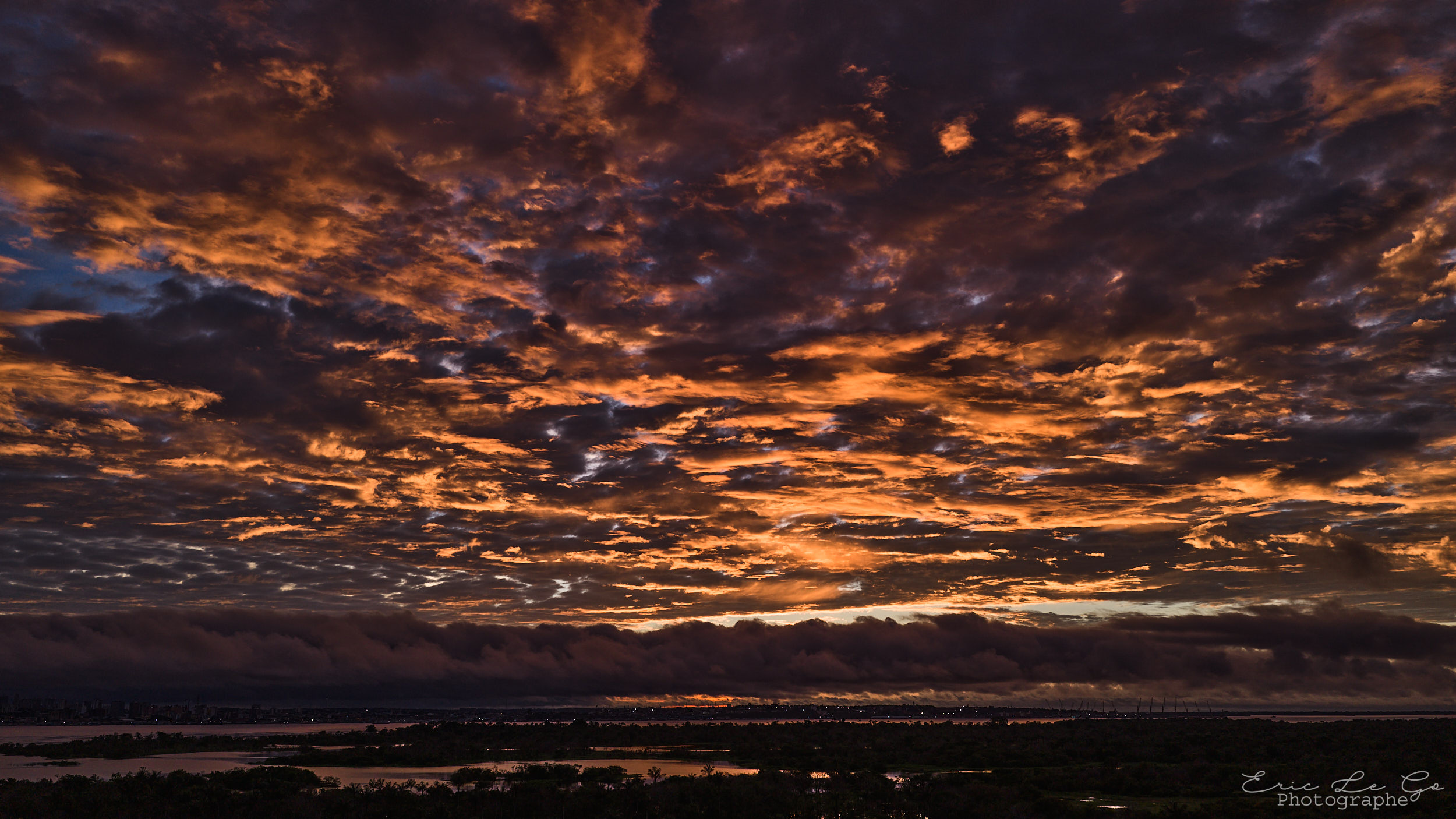 Coucher de soleil sur l'Amazone au Brésil