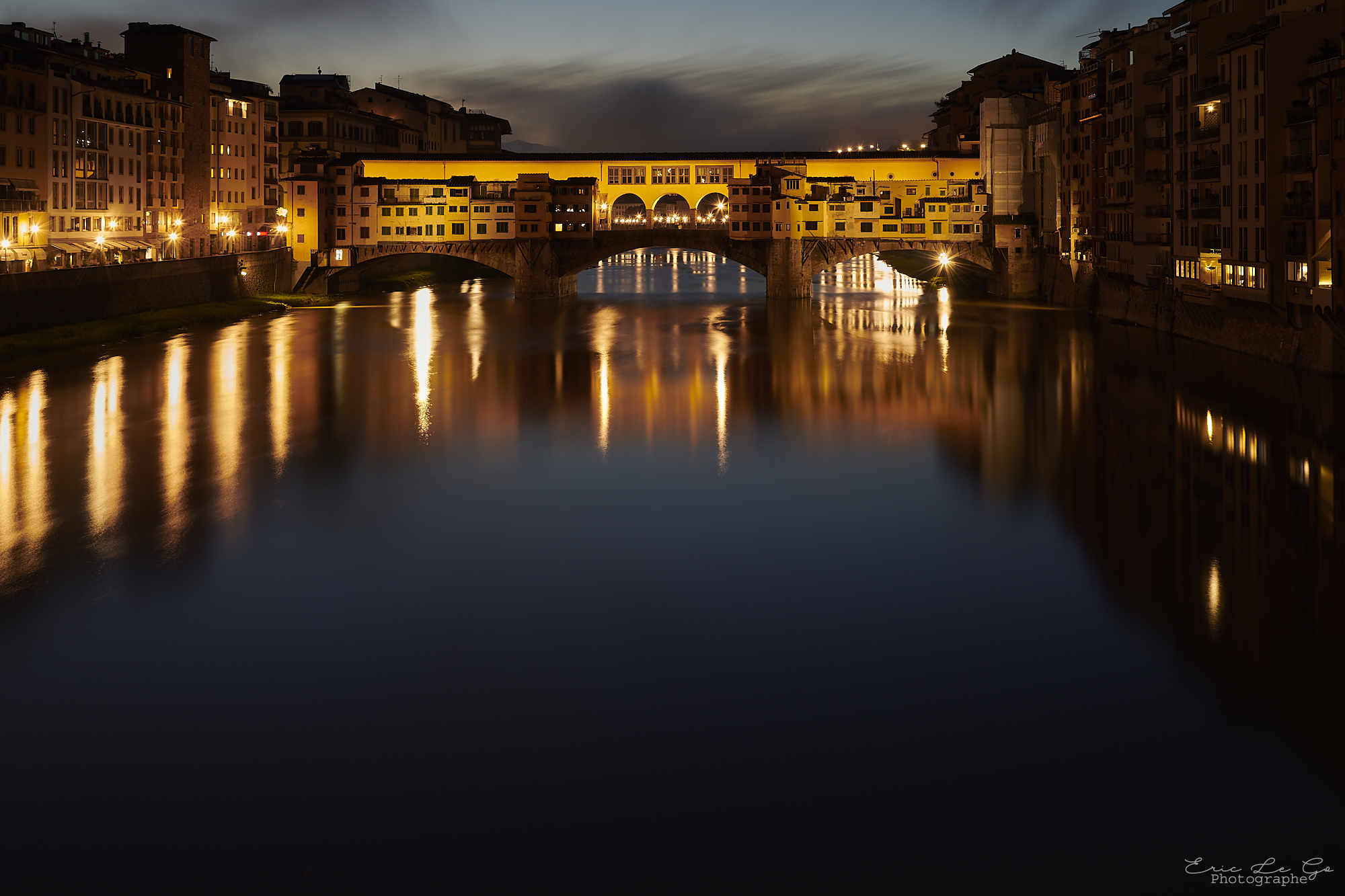 Vue de nuit sur les ponts illuminés de Florence