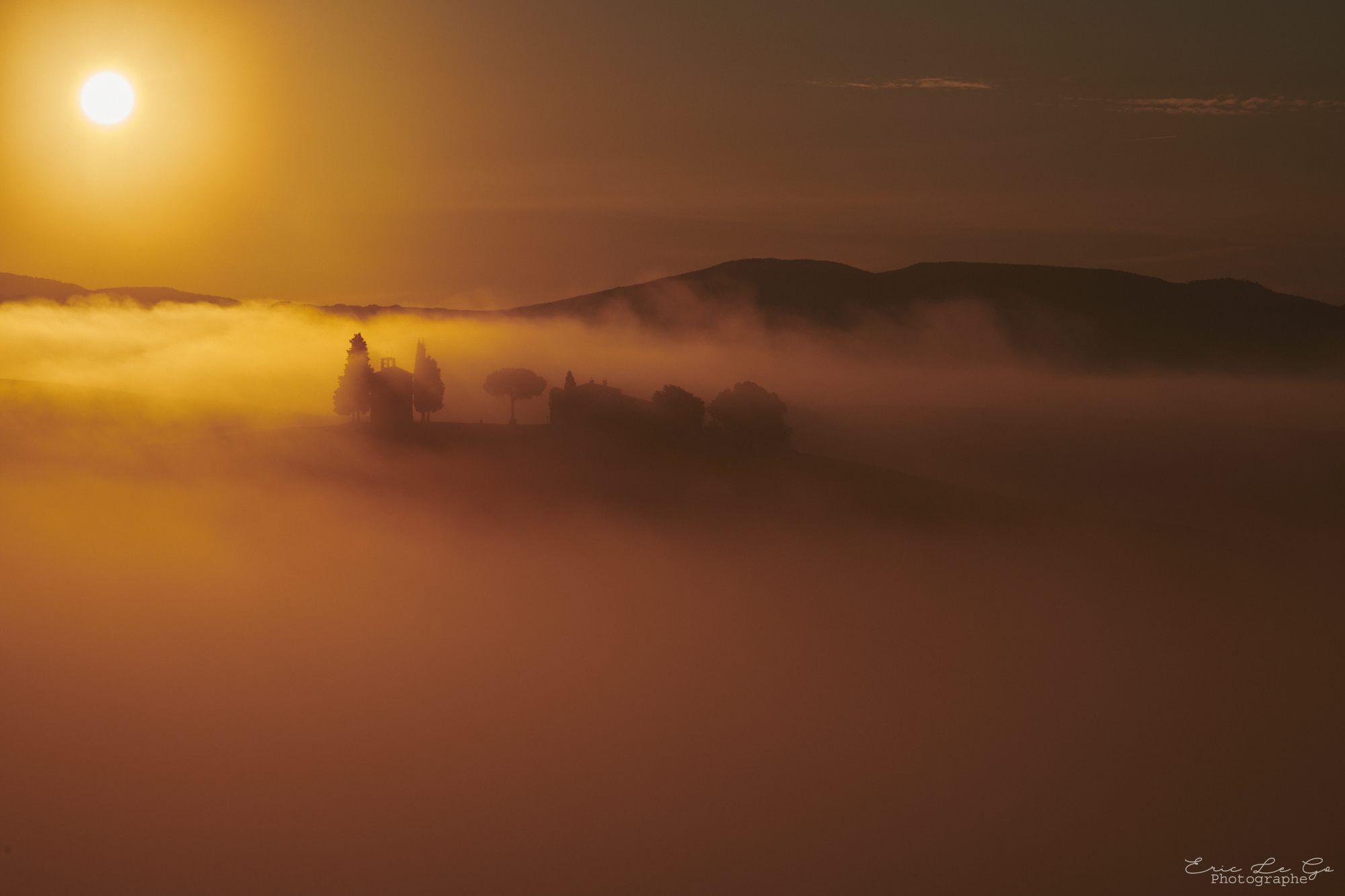 Brume matinale sur les paysages vallonnés de Toscane