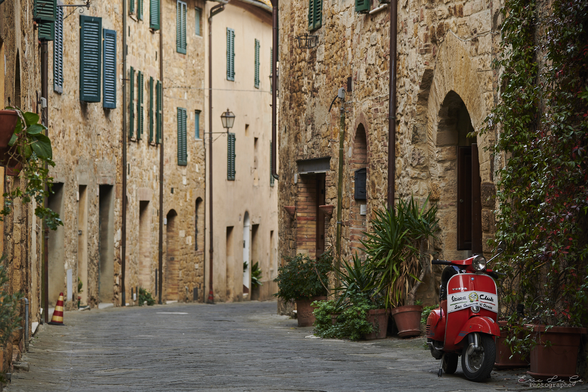 Rue typique d'Italie avec un scooter rouge