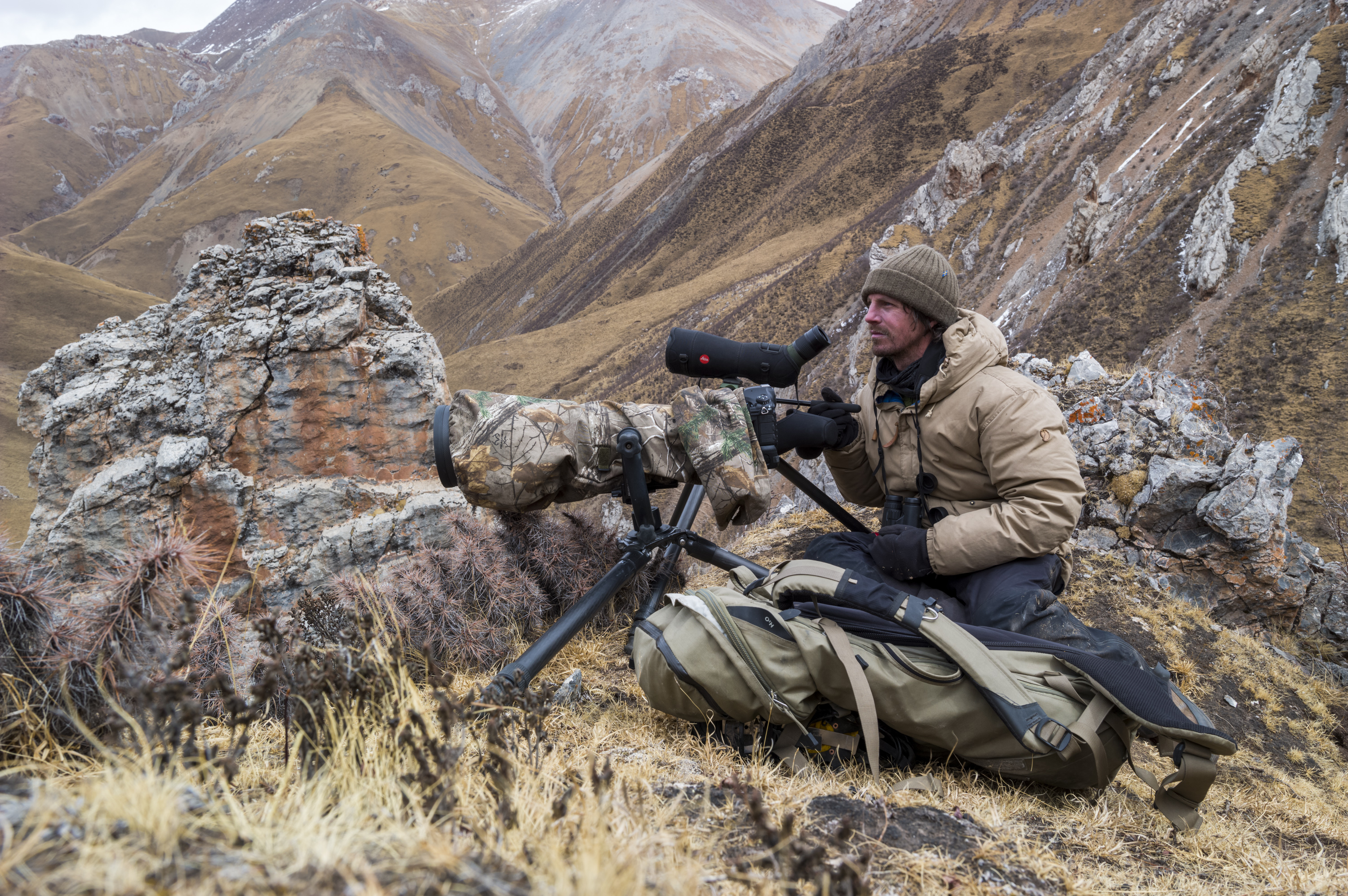 Frédéric Larrey Photographe camouflé en train de prendre des photos au Ladakh