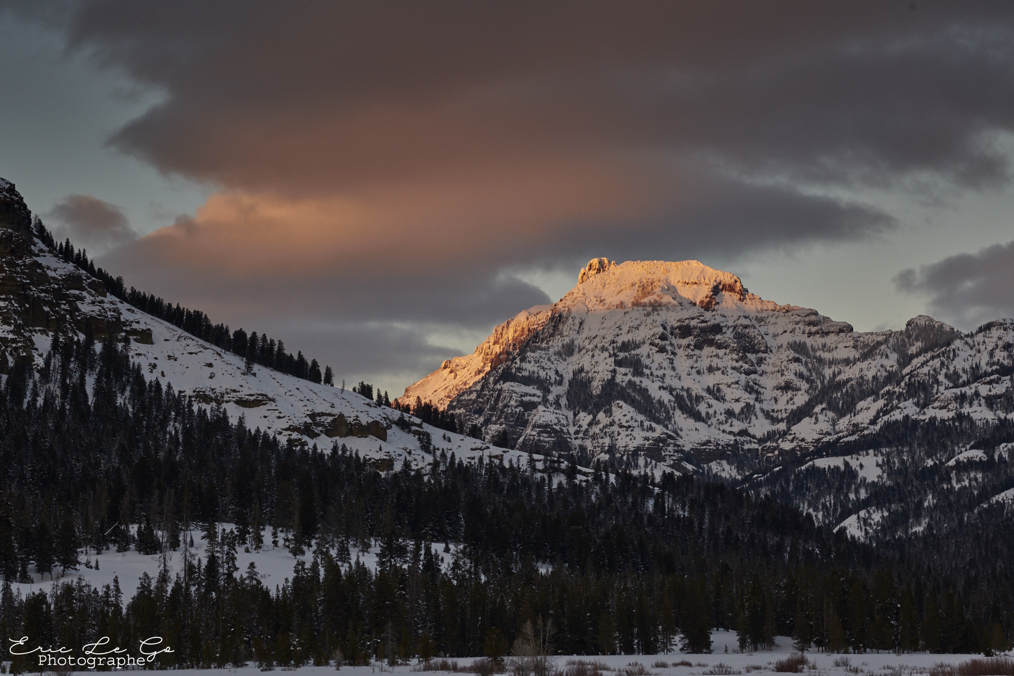 Coucher de soleil sur montagne enneigée dans le parc du Yellowstone