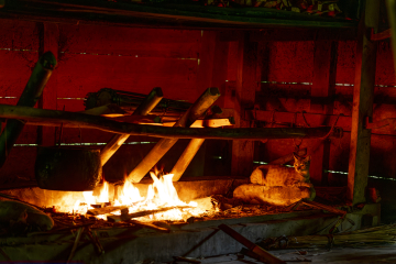 Feu dans une maison de la tribu des Mentawai