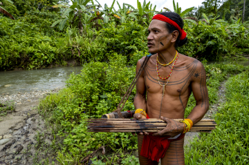 Membre de la tribu des Mentawai au bord de la rivière