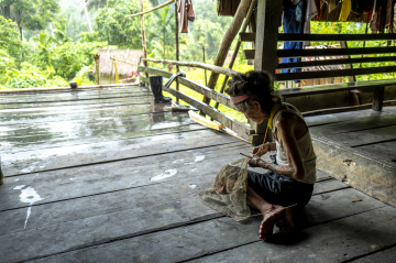 Personne âgée de la tribu des Mentawai en train de tisser